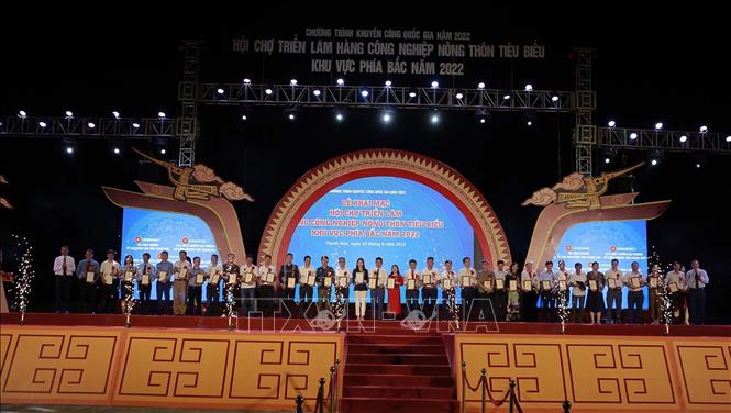 Ban tổ chức trao Giấy chứng nhận sản phẩm công nghiệp nông thôn tiêu biểu cho các doanh nghiệp. Ảnh: Trịnh Duy Hưng - TTXVN
