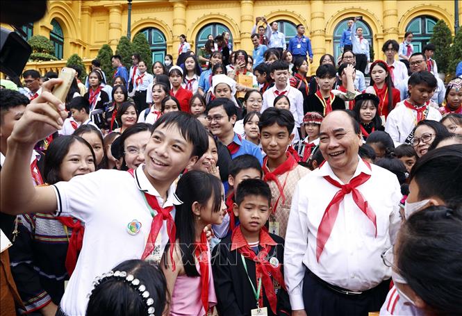 President Nguyen Xuan Phuc with outstanding children from ethnic groups. VNA Photo: Thống Nhất