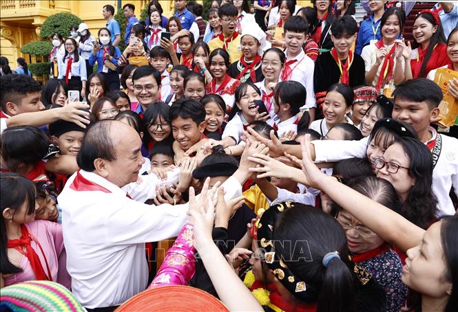 President Nguyen Xuan Phuc with outstanding children from ethnic groups. VNA Photo: Thống Nhất