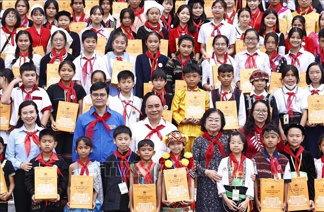 President Nguyen Xuan Phuc poses for a photo with children. VNA Photo: Thống Nhất