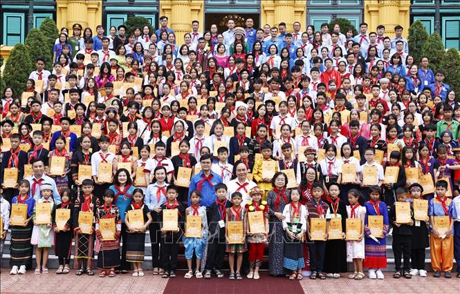 President Nguyen Xuan Phuc poses for a photo with children. VNA Photo: Thống Nhất