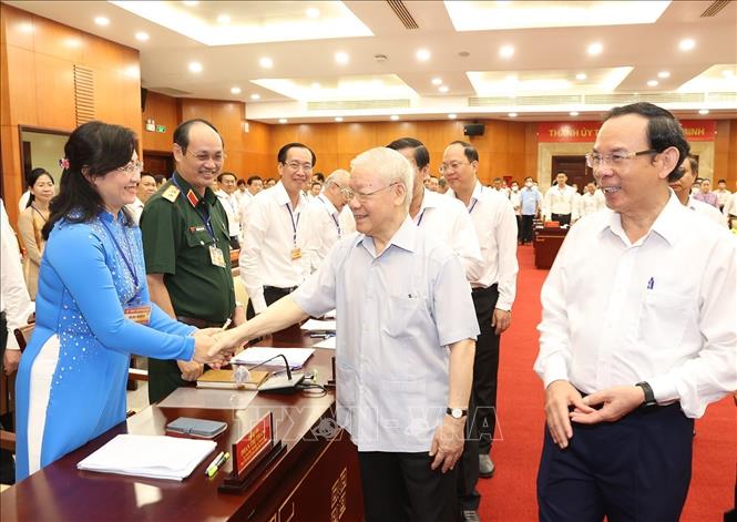 Trong ảnh: Tổng Bí thư Nguyễn Phú Trọng với các đồng chí Ban Thường vụ Thành ủy và lãnh đạo chủ chốt Thành phố Hồ Chí Minh. Ảnh: Trí Dũng –TTXVN