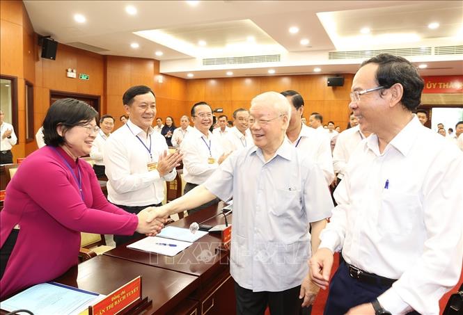 Trong ảnh: Tổng Bí thư Nguyễn Phú Trọng với các đồng chí Ban Thường vụ Thành ủy và lãnh đạo chủ chốt Thành phố Hồ Chí Minh. Ảnh: Trí Dũng –TTXVN