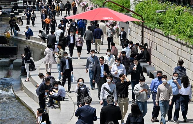 Trong ảnh: Người dân đeo khẩu trang phòng dịch COVID-19 tại Seoul, Hàn Quốc, ngày 2/5/2022. Ảnh: AFP/ TTXVN