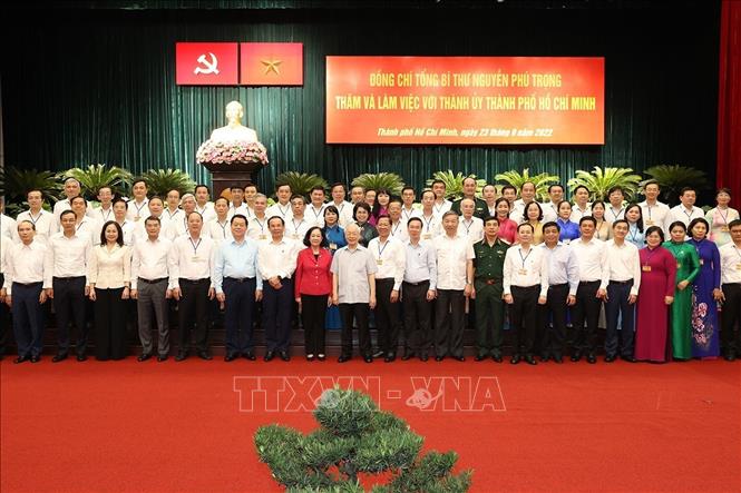 Trong ảnh: Tổng Bí thư Nguyễn Phú Trọng và các đồng chí lãnh đạo Đảng, Nhà nước chụp ảnh chung với Ban Thường vụ Thành ủy và lãnh đạo chủ chốt Thành phố Hồ Chí Minh. Ảnh: Trí Dũng –TTXVN