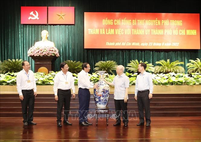 Tổng Bí thư Nguyễn Phú Trọng tặng Đảng bộ, chính quyền, quân và dân Thành phố Hồ Chí Minh bình gốm Bát Tràng. Ảnh: Trí Dũng –TTXVN