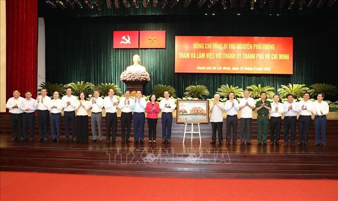 Đảng bộ, chính quyền, quân và dân Thành phố Hồ Chí Minh tặng Tổng Bí thư Nguyễn Phú Trọng bức tranh Bến Nhà Rồng. Ảnh: Trí Dũng –TTXVN