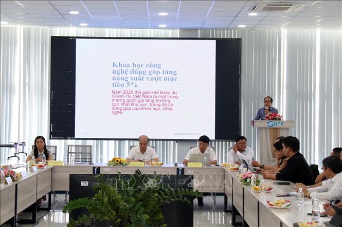 Trong ảnh: Đại diện Sở Khoa học và Công nghệ Thành phố Hồ Chí Minh chia sẻ về việc trích lập quỹ phát triển khoa học và công nghệ của doanh nghiệp. Ảnh: Tiến Lực – TTXVN