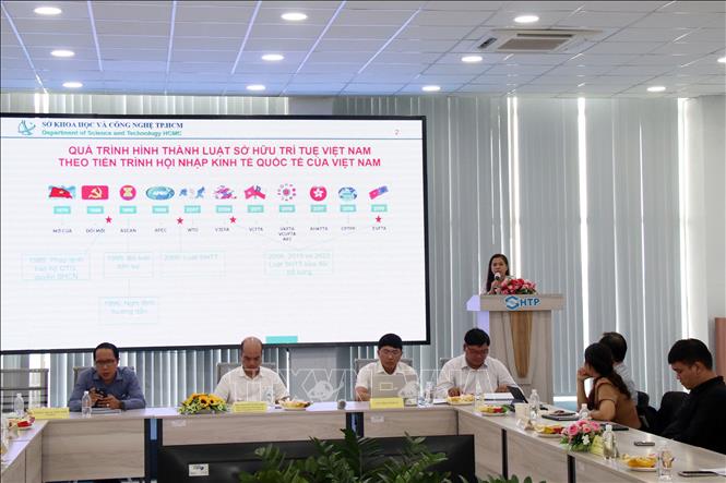 Trong ảnh: Đại diện Sở Khoa học và Công nghệ Thành phố Hồ Chí Minh báo cáo về sở hữu trí tuệ trong doanh nghiệp. Ảnh: Tiến Lực – TTXVN