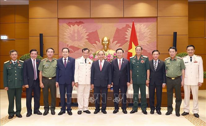 Chủ tịch nước Nguyễn Xuân Phúc, Chủ tịch Quốc hội Vương Đình Huệ với các đại biểu. Ảnh: Doãn Tấn - TTXVN