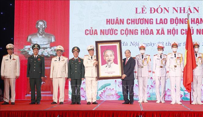 Chủ tịch nước Nguyễn Xuân Phúc tặng ảnh chân dung Bác Hồ cho Uỷ ban Quốc phòng và An ninh của Quốc hội. Ảnh: Doãn Tấn - TTXVN