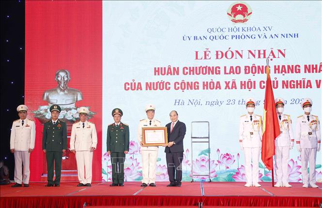  Chủ tịch nước Nguyễn Xuân Phúc trao tặng Huân chương Lao động hạng Nhất cho Uỷ ban Quốc phòng và An ninh của Quốc hội. Ảnh: Doãn Tấn - TTXVN