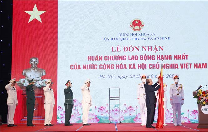  Chủ tịch nước Nguyễn Xuân Phúc gắn tặng Huân chương Lao động hạng Nhất cho Uỷ ban Quốc phòng và An ninh của Quốc hội. Ảnh: Doãn Tấn - TTXVN