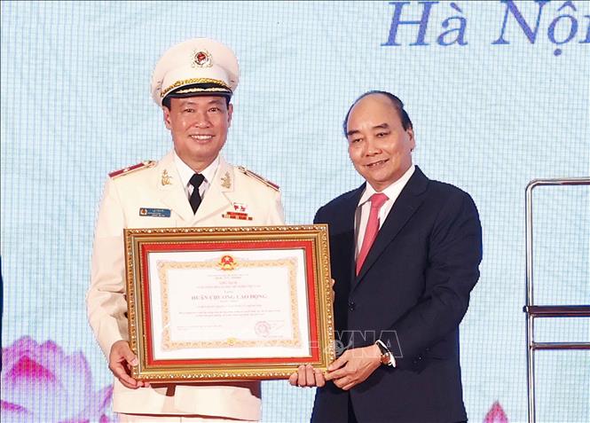 Chủ tịch nước Nguyễn Xuân Phúc trao tặng Huân chương Lao động hạng Nhất cho Uỷ ban Quốc phòng và An ninh của Quốc hội. Ảnh: Doãn Tấn - TTXVN
