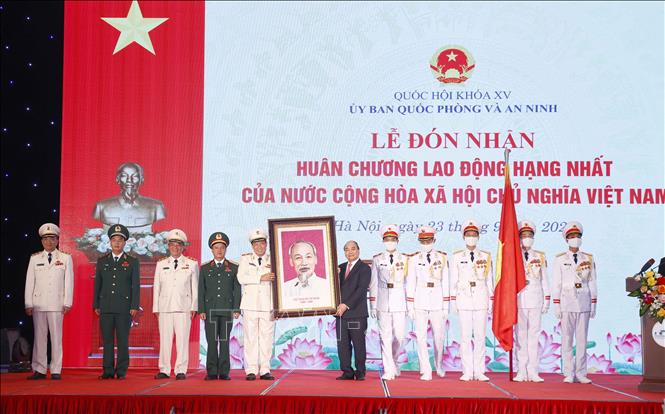 Chủ tịch nước Nguyễn Xuân Phúc tặng ảnh chân dung Bác Hồ cho Uỷ ban Quốc phòng và An ninh của Quốc hội. Ảnh: Doãn Tấn - TTXVN