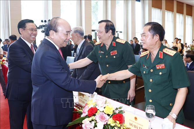 Chủ tịch nước Nguyễn Xuân Phúc, Chủ tịch Quốc hội Vương Đình Huệ với đại biểu. Ảnh: Doãn Tấn - TTXVN