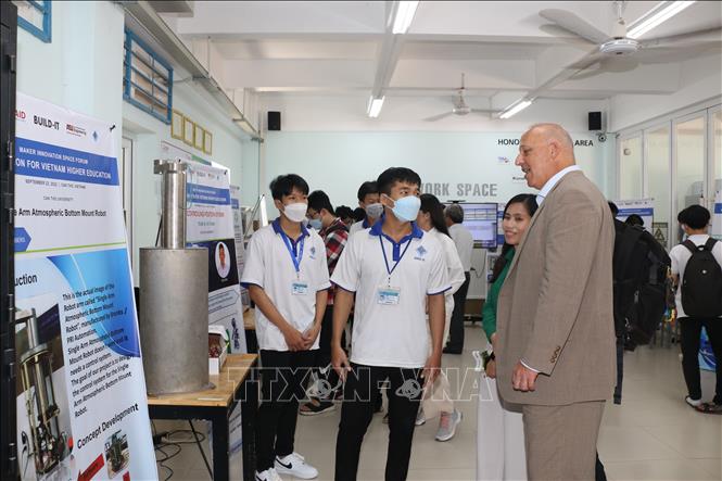 Ông Mitch Kirby, Cố vấn giáo dục cấp cao của USAID tham quan các hoạt động tại 