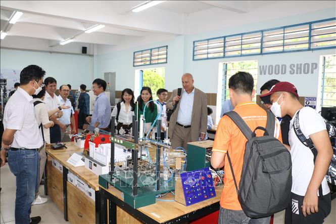 Đại biểu tham quan các hoạt động tại 