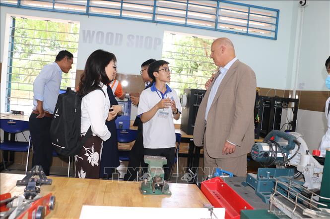 Ông Mitch Kirby, Cố vấn giáo dục cấp cao của USAID tham quan các hoạt động tại 