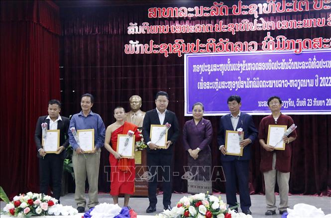 Bà Sounsavan Viyaket (thứ 3 bên trái sang), Bộ trưởng Bộ Thông tin Văn hóa và Du lịch Lào với các tác giả được giải ba tại cuộc thi. Ảnh: Phạm Kiên - Pv TTXVN tại Lào