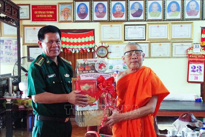 Lãnh đạo BĐBP Sóc Trăng và đồn Biên phòng Lai Hòa tặng quà cho sư sãi các chùa và đồng bào Khmer khó khăn khu vực biên giới biển. Ảnh: Trung Hiếu - TTXVN
