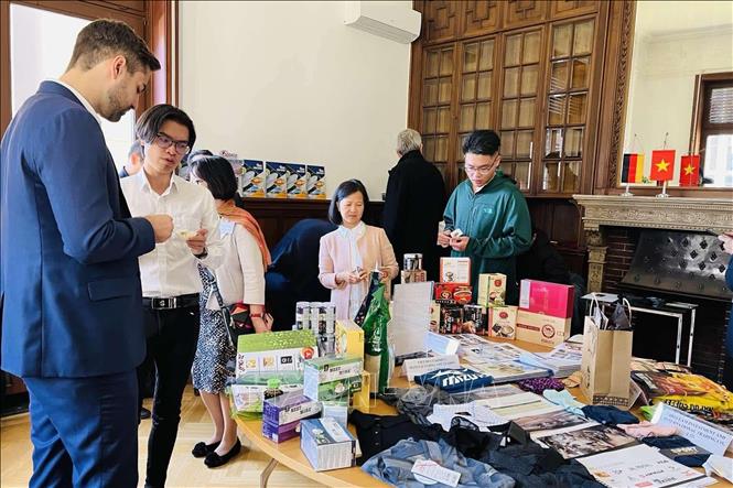 Vietnamese products are introduced at the conference. VNA Photo: Mạnh Hùng 