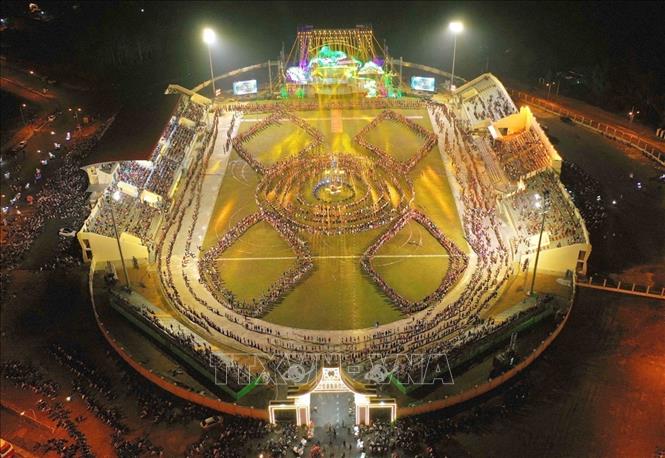 Xoe Thai is performed by 5,000 artists at a cultural and tourist festival in Muong Lo district, Yen Bai province. VNA Photo