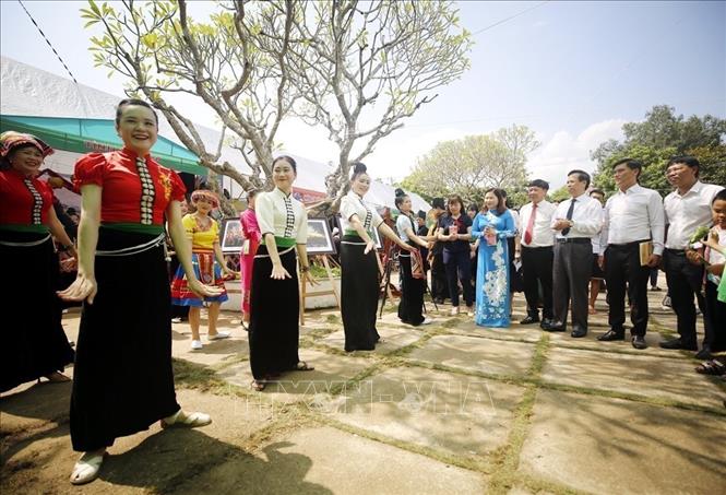 Performing Xoe Thai at a space for introducing culture of ethnic minority groups held in Nghia Lo town, the northern province of Yen Bai, as part of the  ceremony. VNA Photo