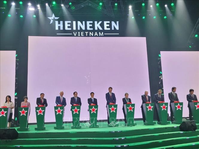 Phó Thủ tướng Chính phủ Vũ Đức Đam cùng các đại biểu bấm bút khánh thành nhà máy bia Heineken Việt Nam - Vũng Tàu. Ảnh: Hoàng Nhị - TTXVN