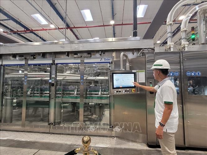 Kỹ sư nhà máy bia Heineken Việt Nam - Vũng Tàu điều khiển từ xa các hệ thống tự động của nhà máy. Ảnh: Hoàng Nhị - TTXVN
