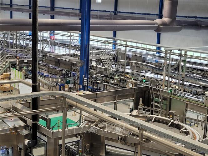 Dây chuyền tự động của Nhà máy bia Heineken Việt Nam - Vũng Tàu được vận hành 100% bằng năng lượng tái tạo. Ảnh: Hoàng Nhị - TTXVN