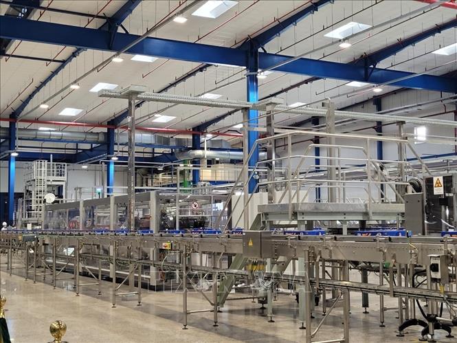 Dây chuyền tự động của Nhà máy bia Heineken Việt Nam - Vũng Tàu tại thị xã Phú Mỹ (tỉnh Bà Rịa-Vũng Tàu). Ảnh: Hoàng Nhị - TTXVN