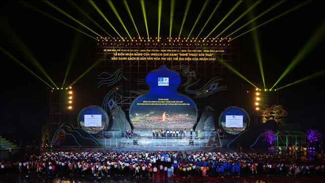 Lễ đón nhận Bằng của UNESCO ghi danh “Nghệ thuật Xòe Thái” vào Danh sách Di sản văn hóa phi vật thể đại diện của nhân loại. Ảnh: Tuấn Anh - TTXVN