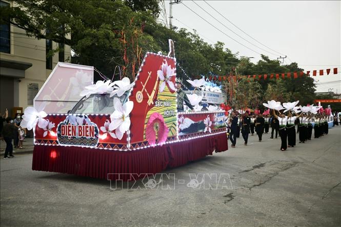 Màn biểu diễn đường phố của các nghệ nhân tỉnh Điện Biên trước giờ khai mạc buổi lễ. Ảnh: Tuấn Anh - TTXVN