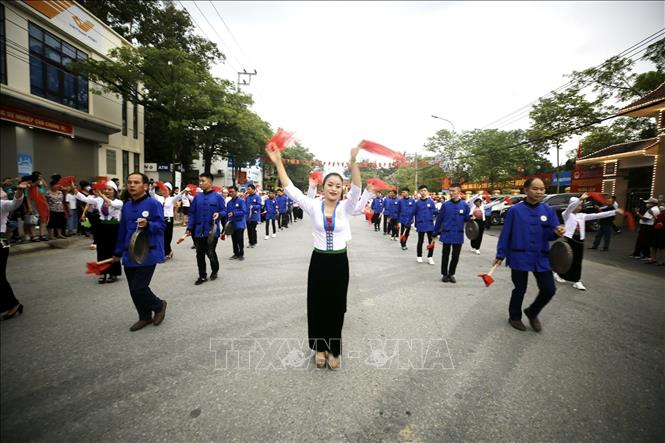 Màn biểu diễn đường phố với sự tham gia của hơn 510 nghệ nhân và người dân trước giờ khai mạc buổi lễ. Ảnh: Tuấn Anh - TTXVN
