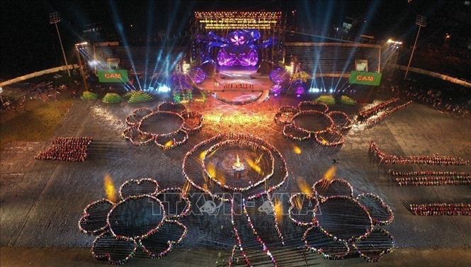 Chương trình nghệ thuật đặc biệt với chủ đề “Xoè Thái- Tinh hoa miền di sản”. Ảnh: TTXVN phát
