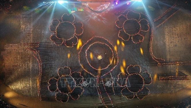 Chương trình nghệ thuật đặc biệt với chủ đề “Xoè Thái- Tinh hoa miền di sản”. Ảnh: TTXVN phát