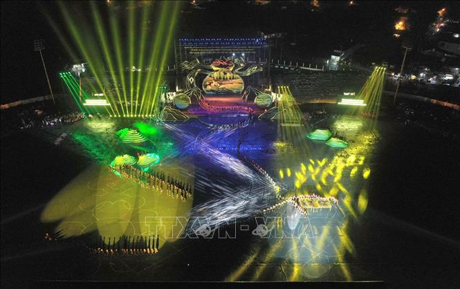 Chương trình nghệ thuật đặc biệt với chủ đề “Xoè Thái- Tinh hoa miền di sản”. Ảnh: TTXVN 

