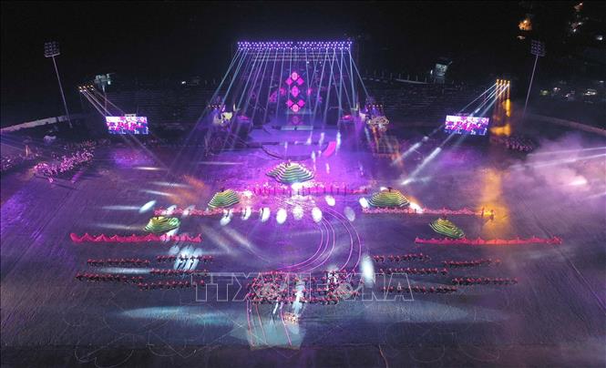 Chương trình nghệ thuật đặc biệt với chủ đề “Xoè Thái- Tinh hoa miền di sản”. Ảnh: TTXVN 


