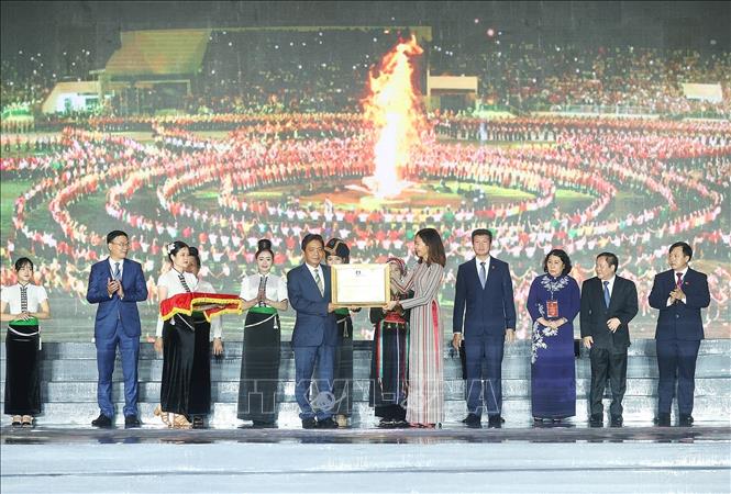 Deputy Minister of Culture, Sports and Tourism Hoang Dao Cuong receives UNESCO’s Certificate recognising the “Art of Xoe Thai dance” as an Intangible Cultural Heritage of Humanity from United Nations Resident Coordinator in Vietnam Pauline Tamesis. VNA Photo: Dương Giang