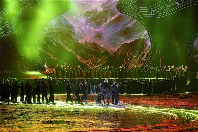 An art performance at the ceremony with the participation of 3,000 people. VNA Photo: Dương Giang 