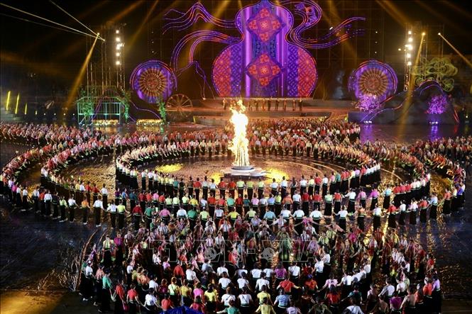 A special art performance highlights the uniqueness of Xoe Thai dance at the ceremony. VNA Photo: Tuấn Anh