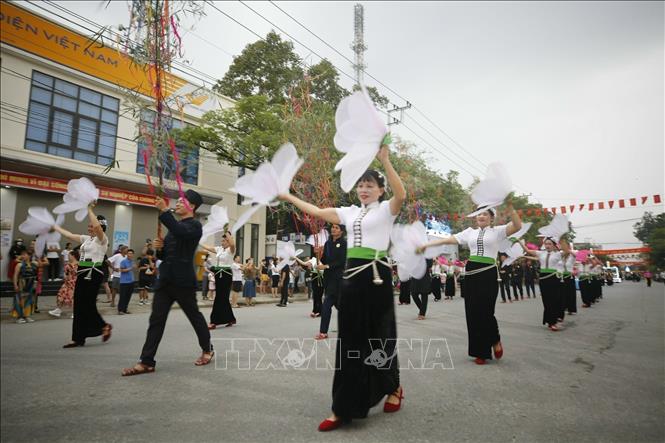 A street performance of Xoe Thai Dance with the participation of 500 people before the ceremony. VNA Photo: Tuấn Anh