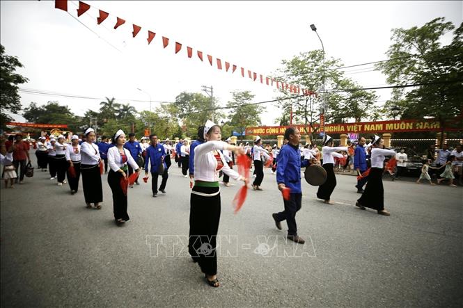 A street performance of Xoe Thai Dance with the participation of 500 people before the ceremony. VNA Photo: Tuấn Anh