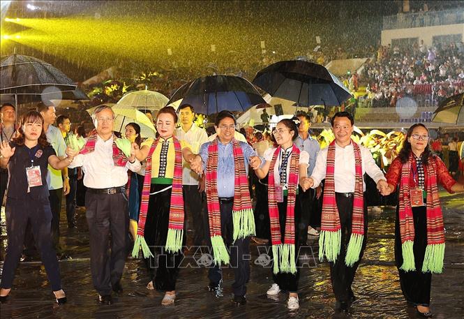 PM Pham Minh Chinh and delegates join the Xoe Thai dance together. VNA Photo: Dương Giang