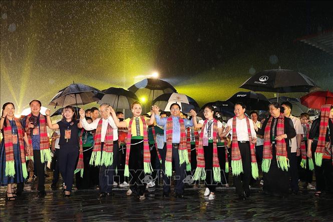 PM Pham Minh Chinh and delegates join the Xoe Thai dance together. VNA Photo: Dương Giang