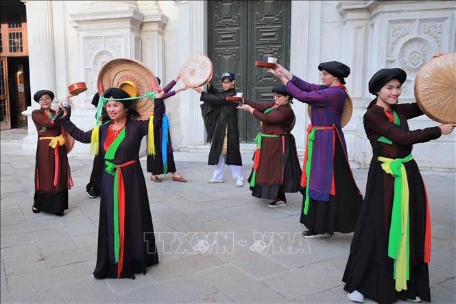 Tiết mục dân ca Quan họ do các thành viên Hội nhịp cầu Văn hóa Italy-Việt Nam biểu diễn. Ảnh: Trường Dụy - TTXVN