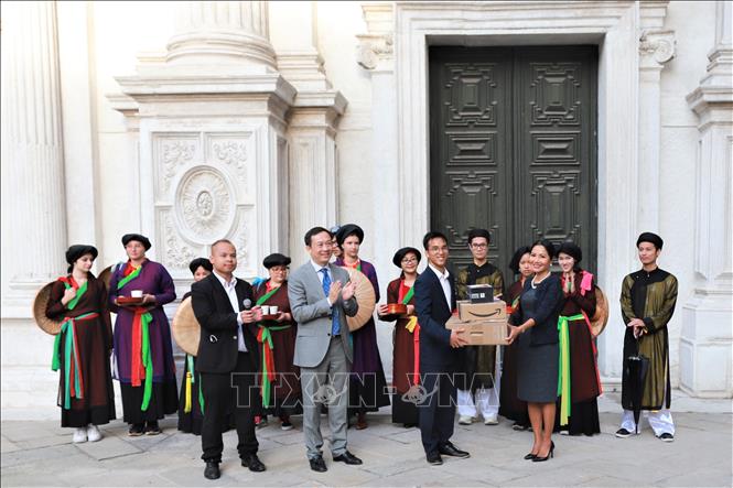 Bà Phạm Hoàng Thư, đại diện công ty Breton tại Italy, trao tặng trang thiết bị hỗ trợ hoạt động cho Nhà văn hóa Việt Nam tại Venice. Ảnh: Trường Dụy - TTXVN