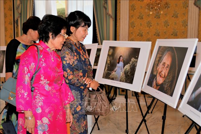 Khách tham quan triển lãm ảnh 
