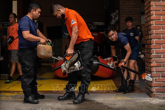 Trong ảnh: Nhân viên Văn phòng Quản lý và Giảm thiểu Rủi ro Thiên tai Philippines chuẩn bị xuồng cao su và áo phao trước khi siêu bão Noru đổ bộ, tại trụ sở ở thành phố Quezon ngày 25/9/2022. Ảnh: AFP/TTXVN